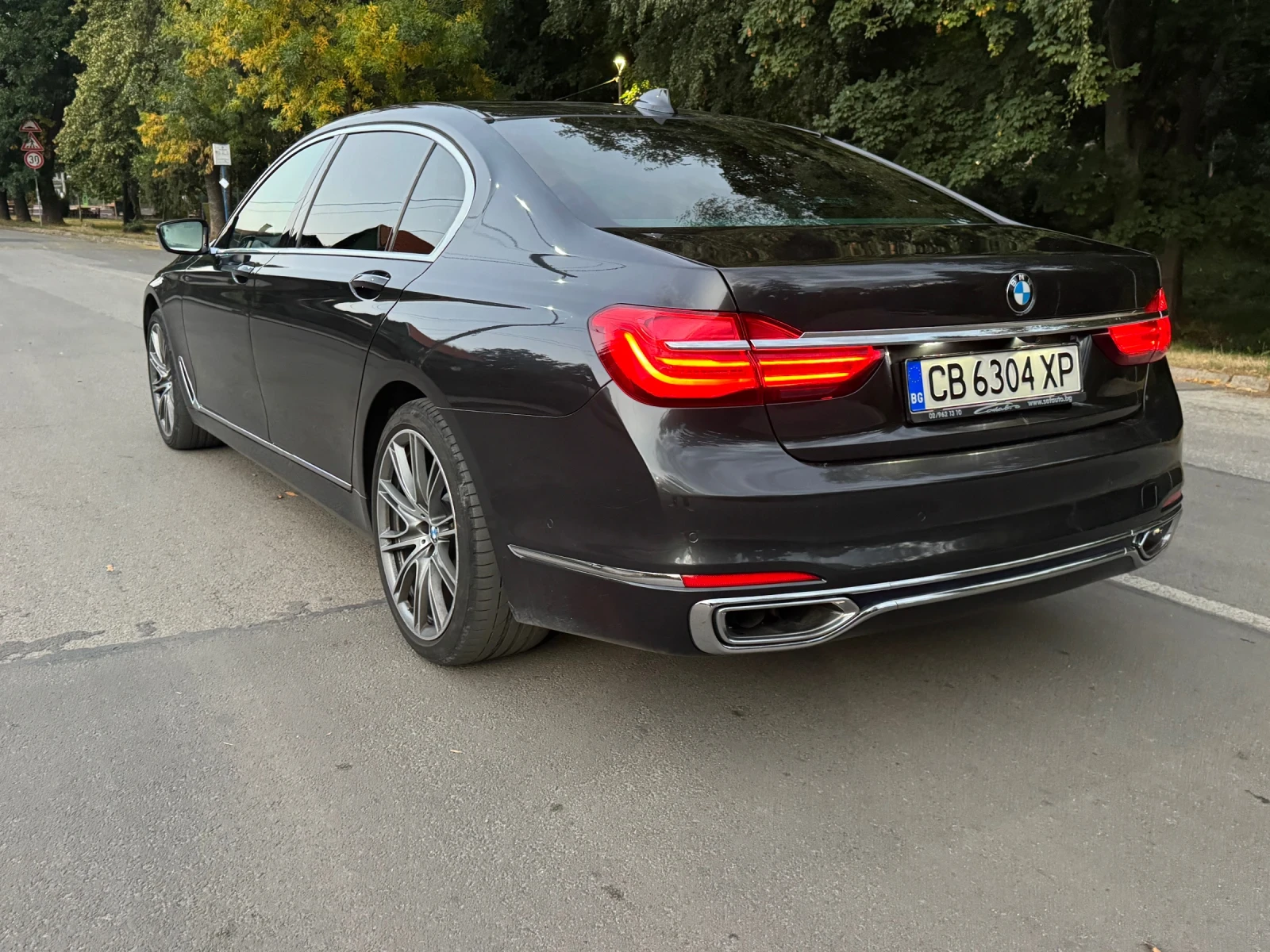 BMW 750 B&W/SKYLOUNGE/CARBON, снимка 4 - Автомобили и джипове - 56228420