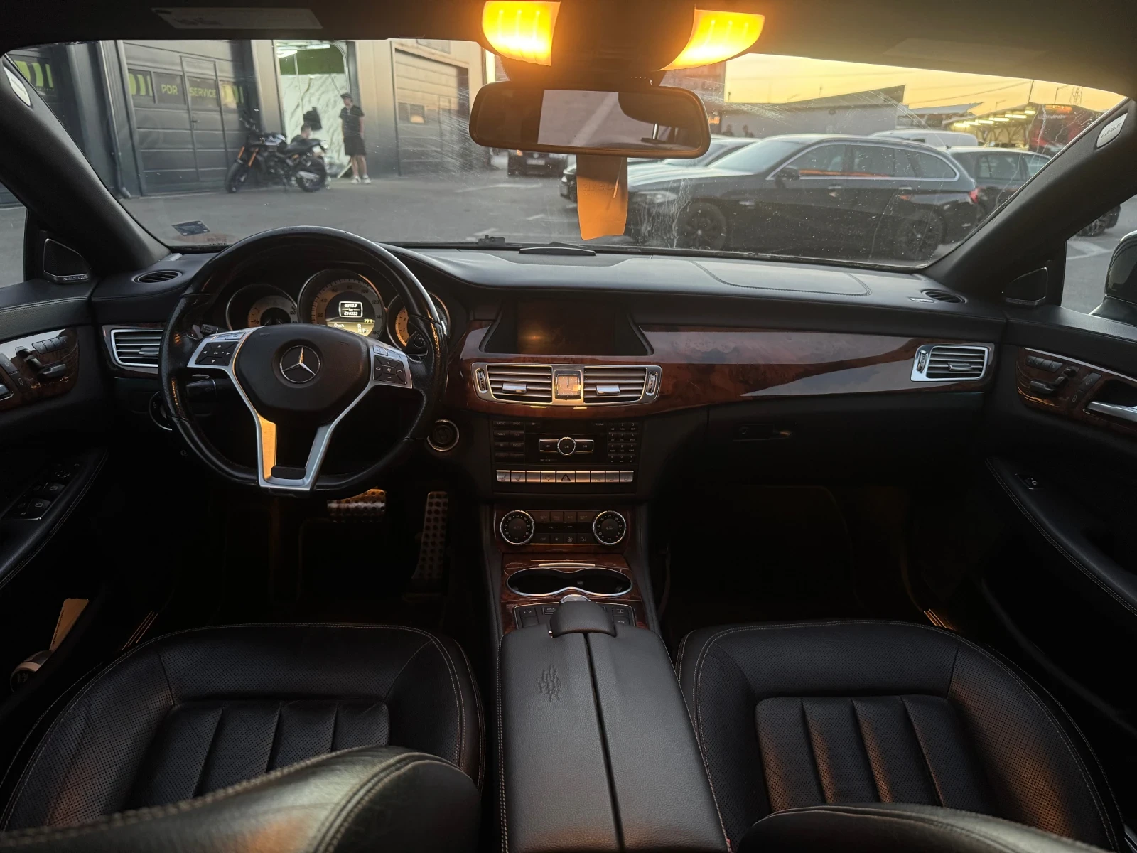 Mercedes-Benz CLS 550 6.3 PACK/BRABUS/HARMAN/PANO/KEYLESS/BARTER/LIZING, снимка 13 - Автомобили и джипове - 55971471