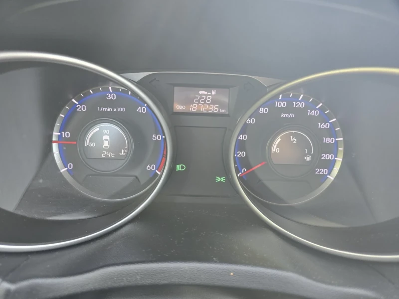 Hyundai IX35 2.0 CRDI 4X4 NAVI, снимка 8 - Автомобили и джипове - 53123936