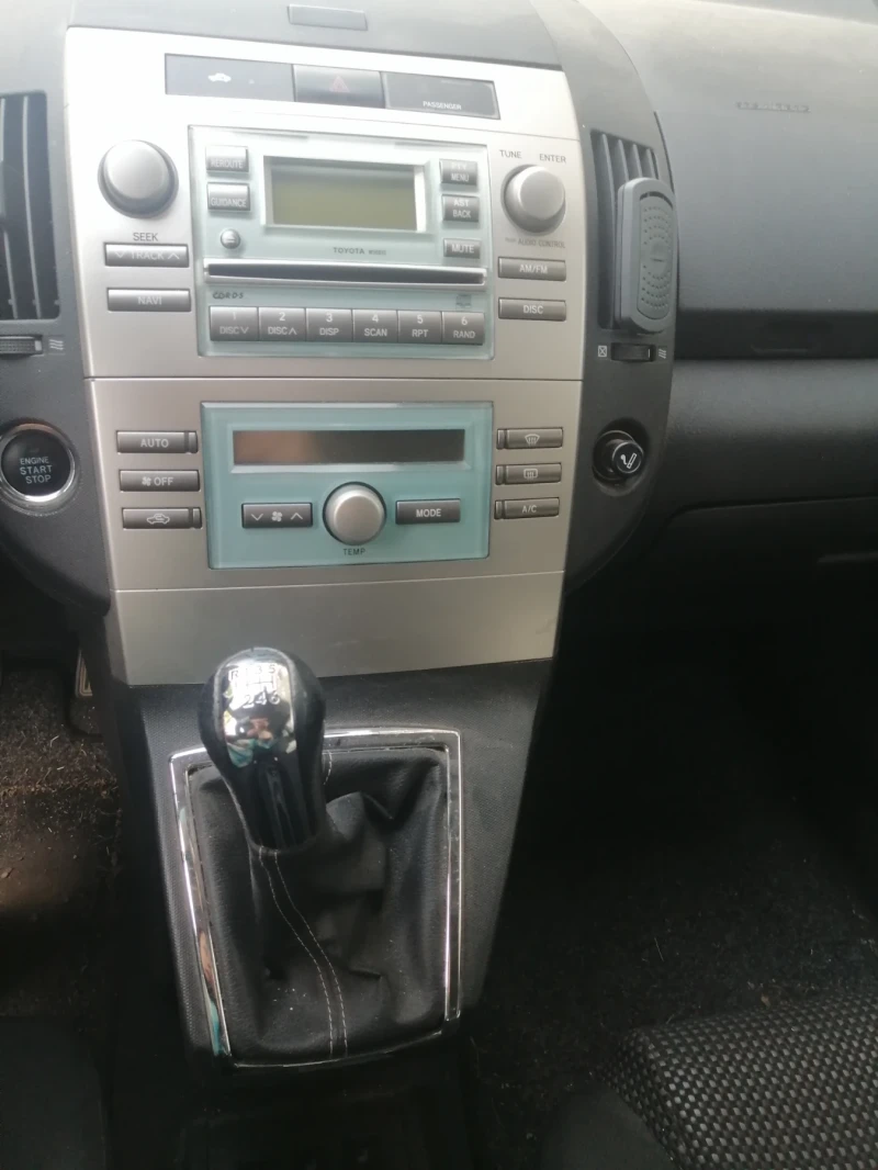 Toyota Corolla verso 2.2 D-4D, снимка 11 - Автомобили и джипове - 52634359