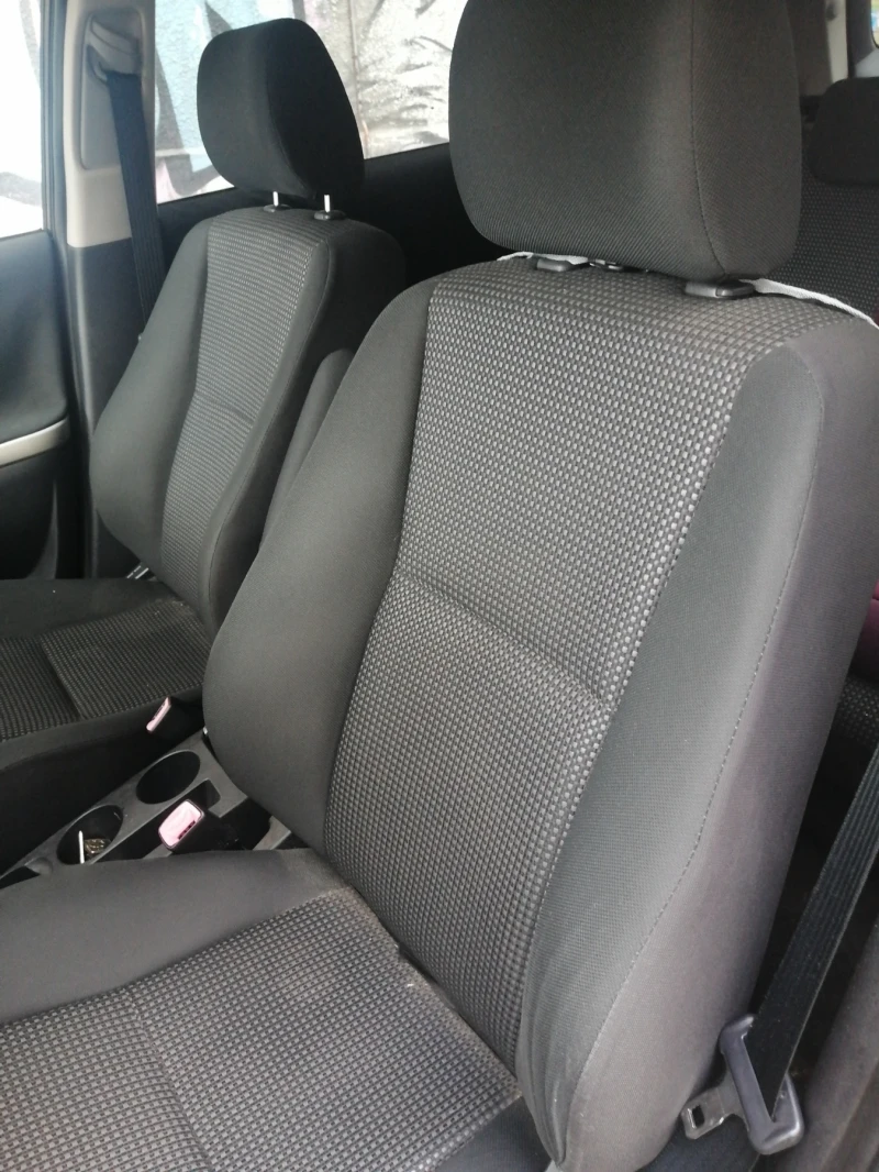 Toyota Corolla verso 2.2 D-4D, снимка 9 - Автомобили и джипове - 52634359