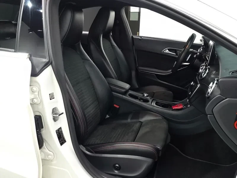 Mercedes-Benz CLA 220 AMG LINE, снимка 11 - Автомобили и джипове - 55007751