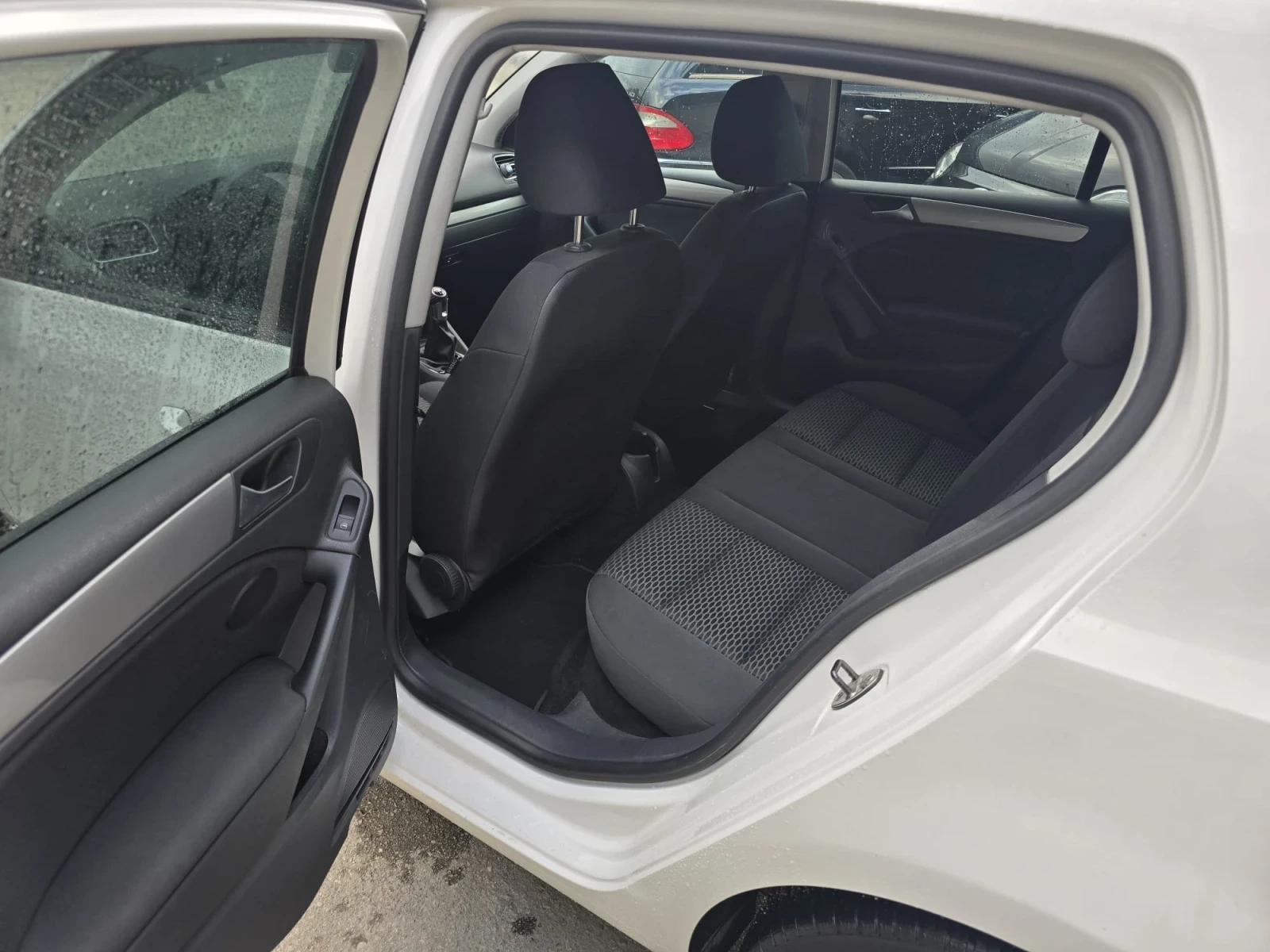 VW Golf 1.6 TDI, снимка 9 - Автомобили и джипове - 55157539