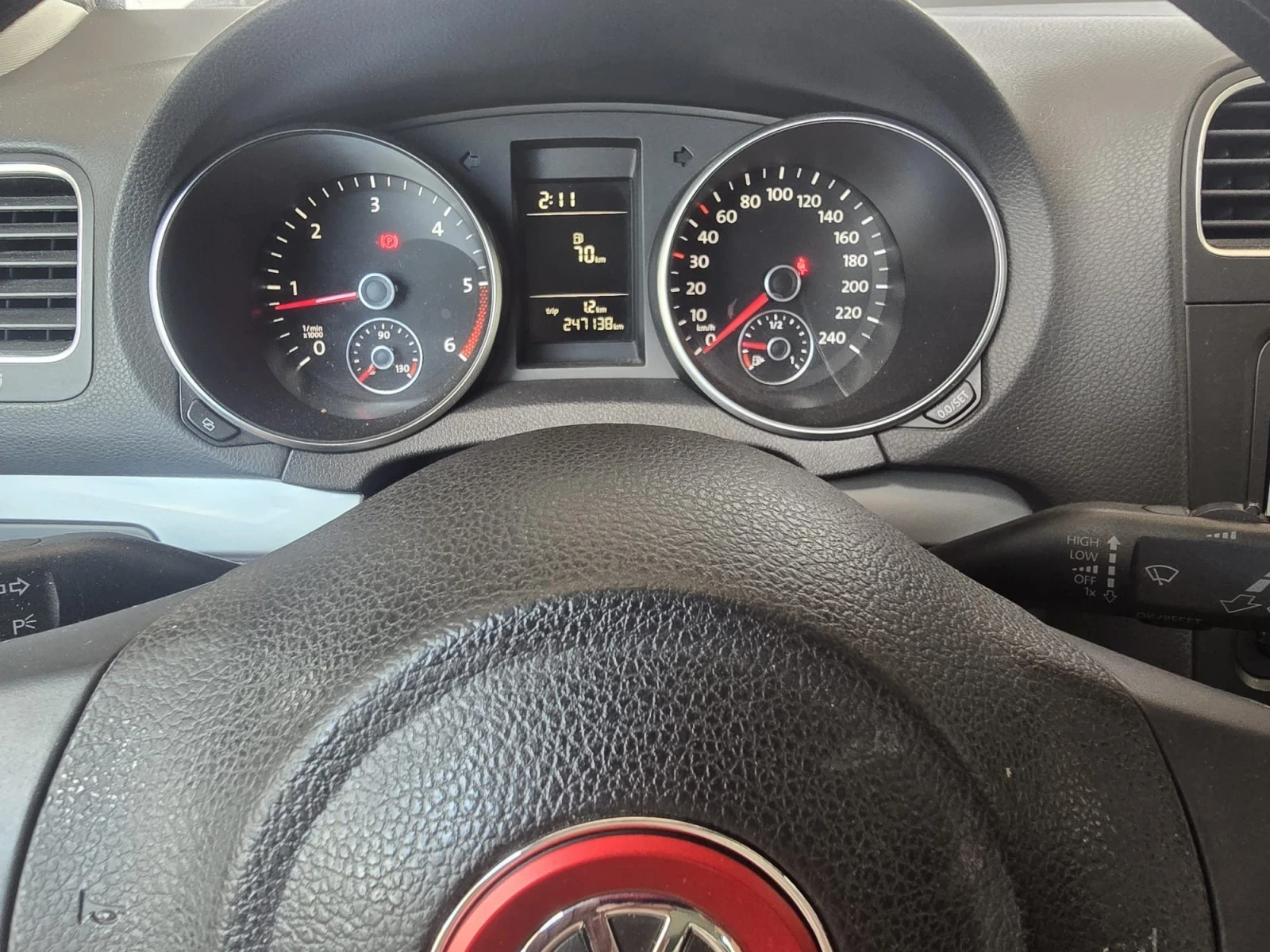 VW Golf 1.6 TDI, снимка 10 - Автомобили и джипове - 55157539