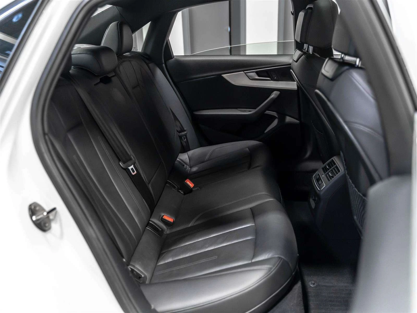 Audi A4 * Progressiv| S Line| Navigation| Rear Cam| Low Km, снимка 11 - Автомобили и джипове - 56102828