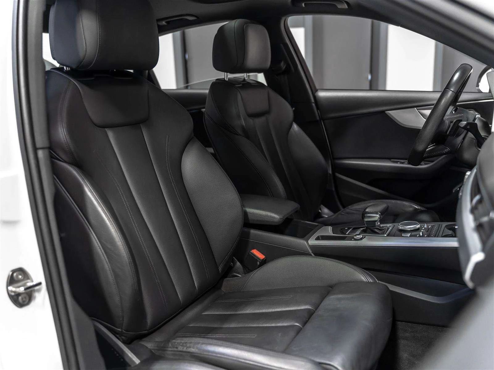 Audi A4 * Progressiv| S Line| Navigation| Rear Cam| Low Km, снимка 10 - Автомобили и джипове - 56102828