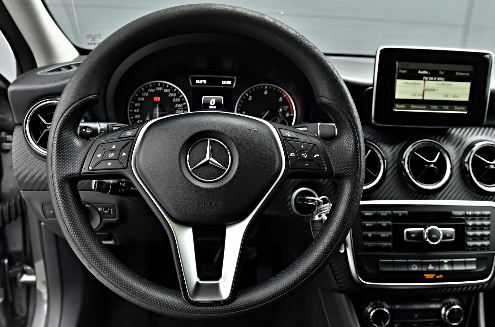 Mercedes-Benz GLA 200, снимка 13 - Автомобили и джипове - 56235258