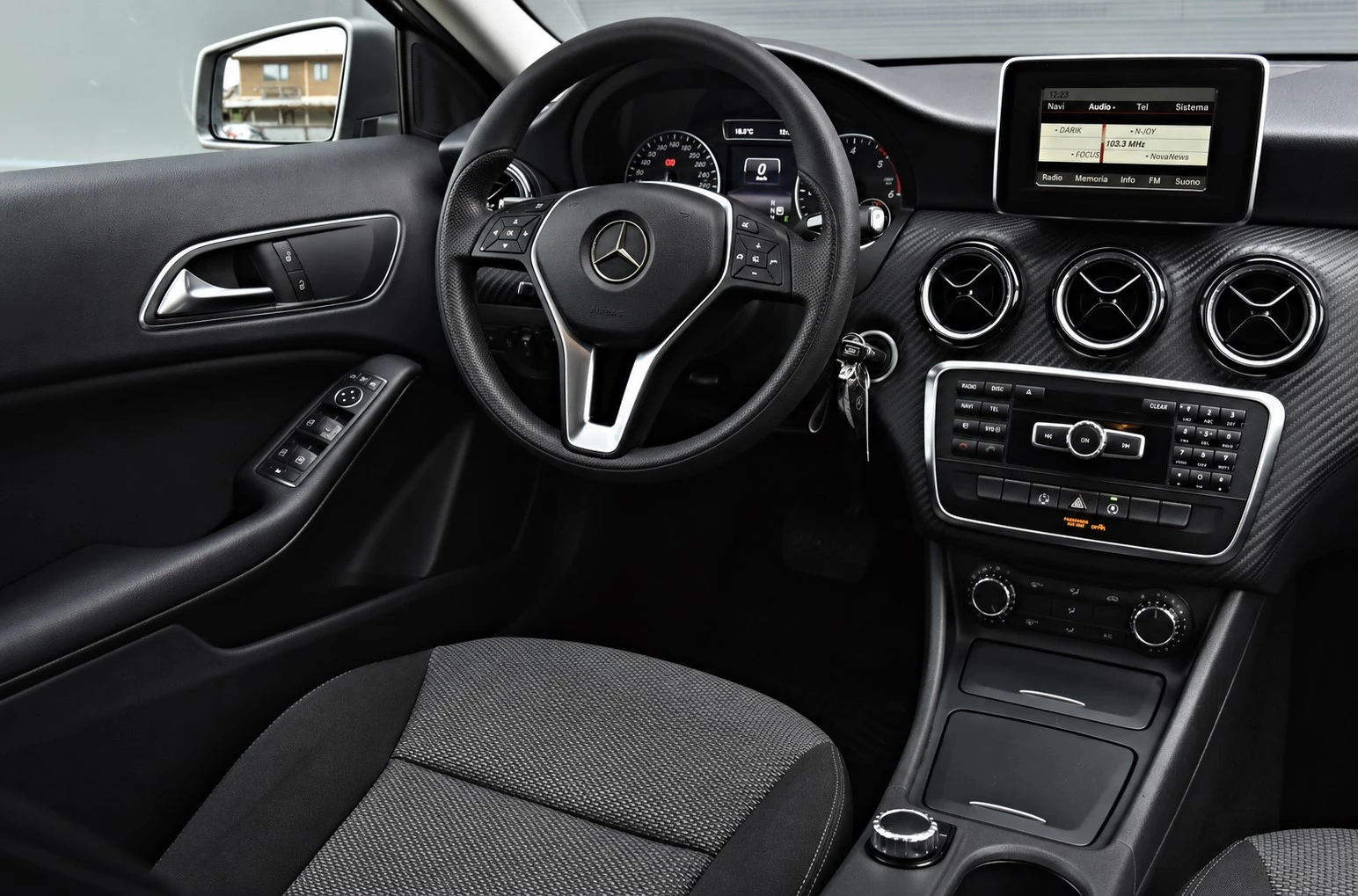 Mercedes-Benz GLA 200, снимка 17 - Автомобили и джипове - 56235258