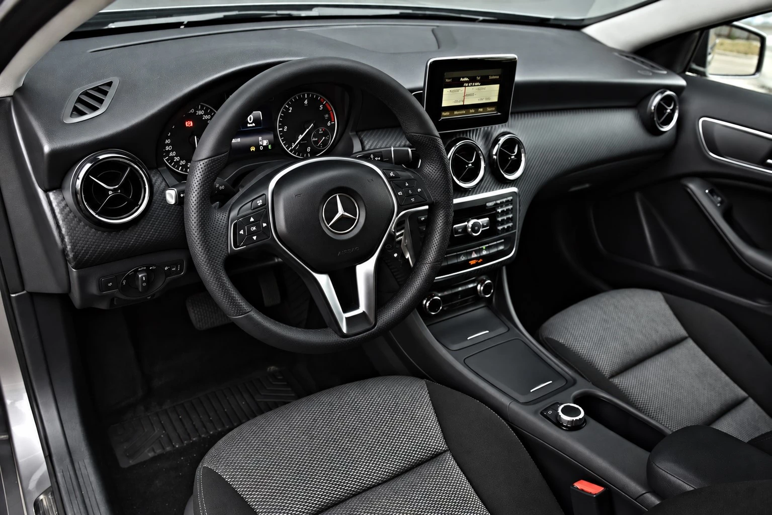 Mercedes-Benz GLA 200, снимка 11 - Автомобили и джипове - 56235258