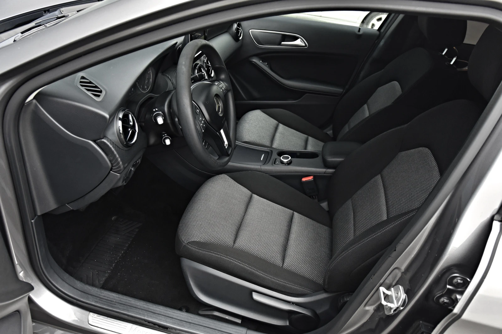Mercedes-Benz GLA 200, снимка 12 - Автомобили и джипове - 56235258