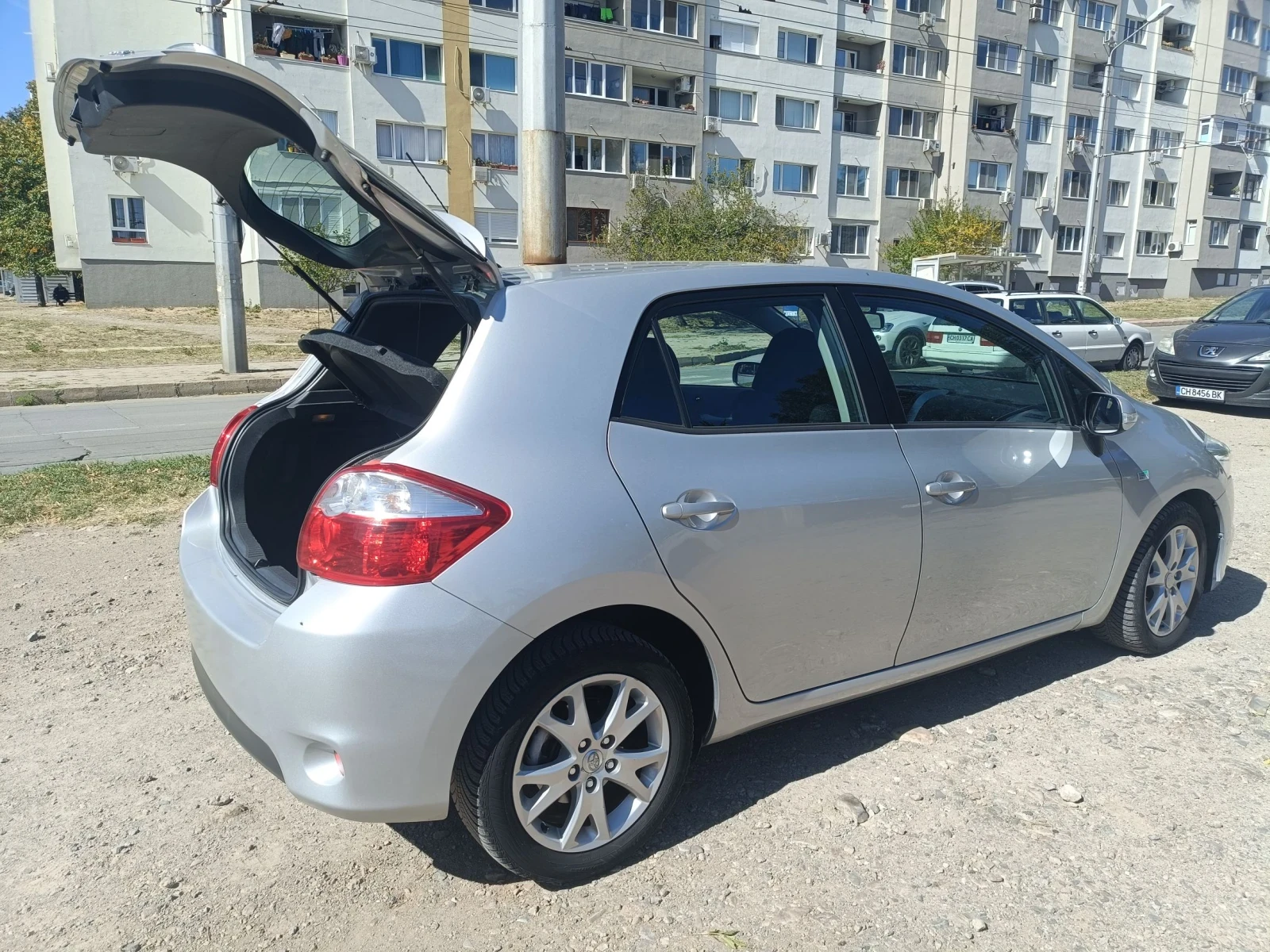 Toyota Auris, снимка 2 - Автомобили и джипове - 56339195
