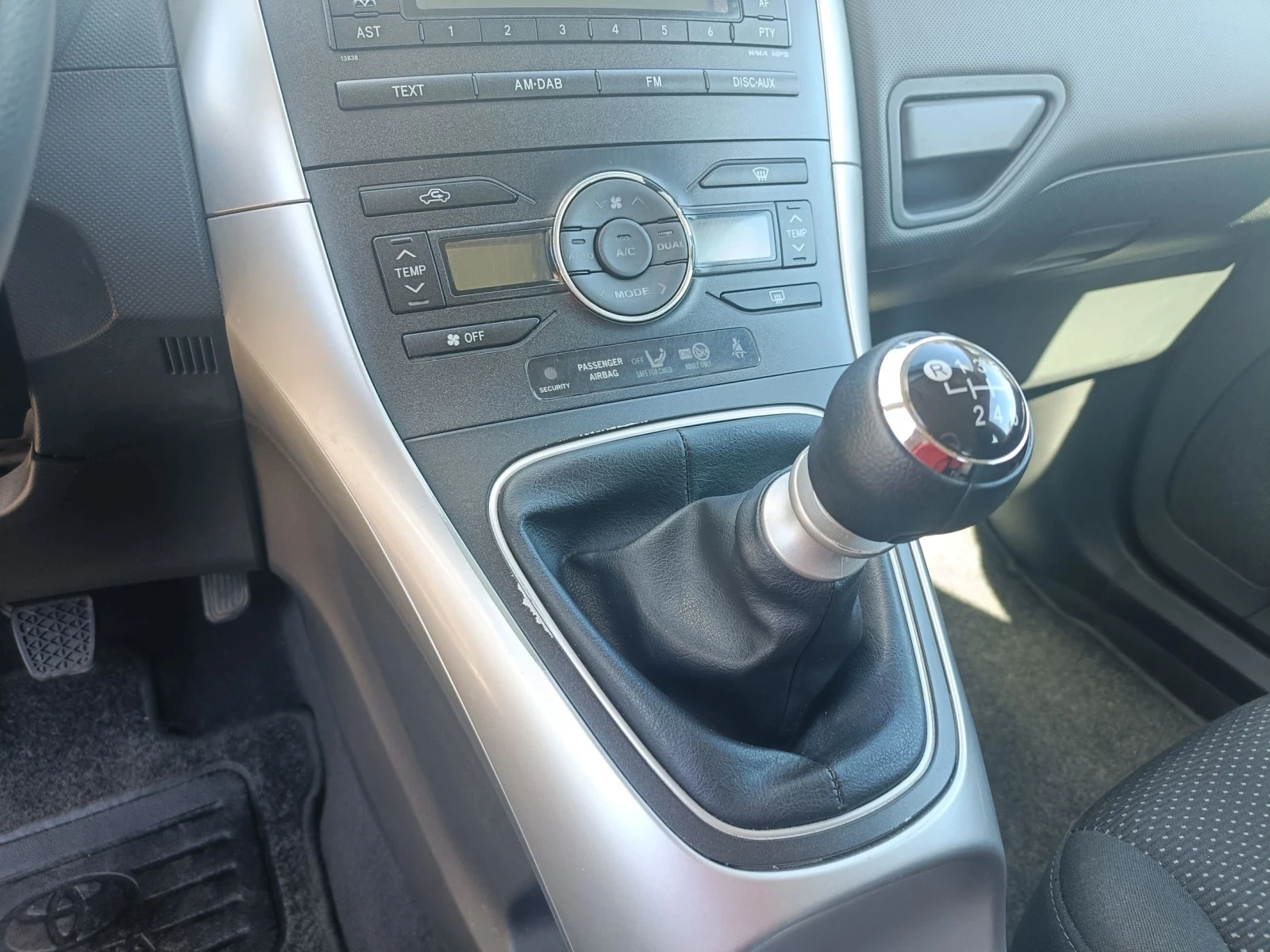 Toyota Auris, снимка 11 - Автомобили и джипове - 56339195