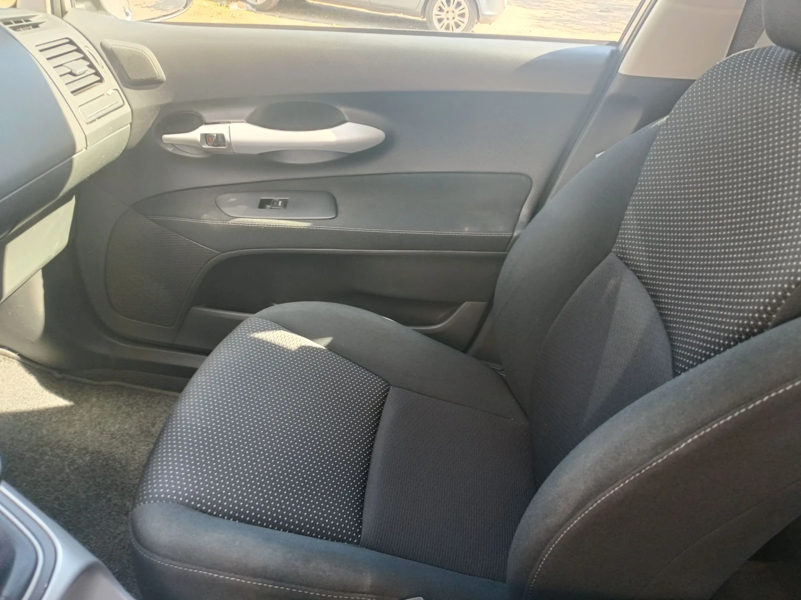 Toyota Auris, снимка 12 - Автомобили и джипове - 56339195