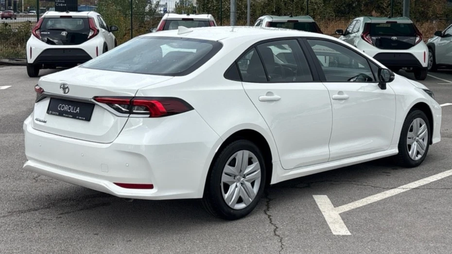 Toyota Corolla 1.5 6MT Comfort, снимка 4 - Автомобили и джипове - 56698381