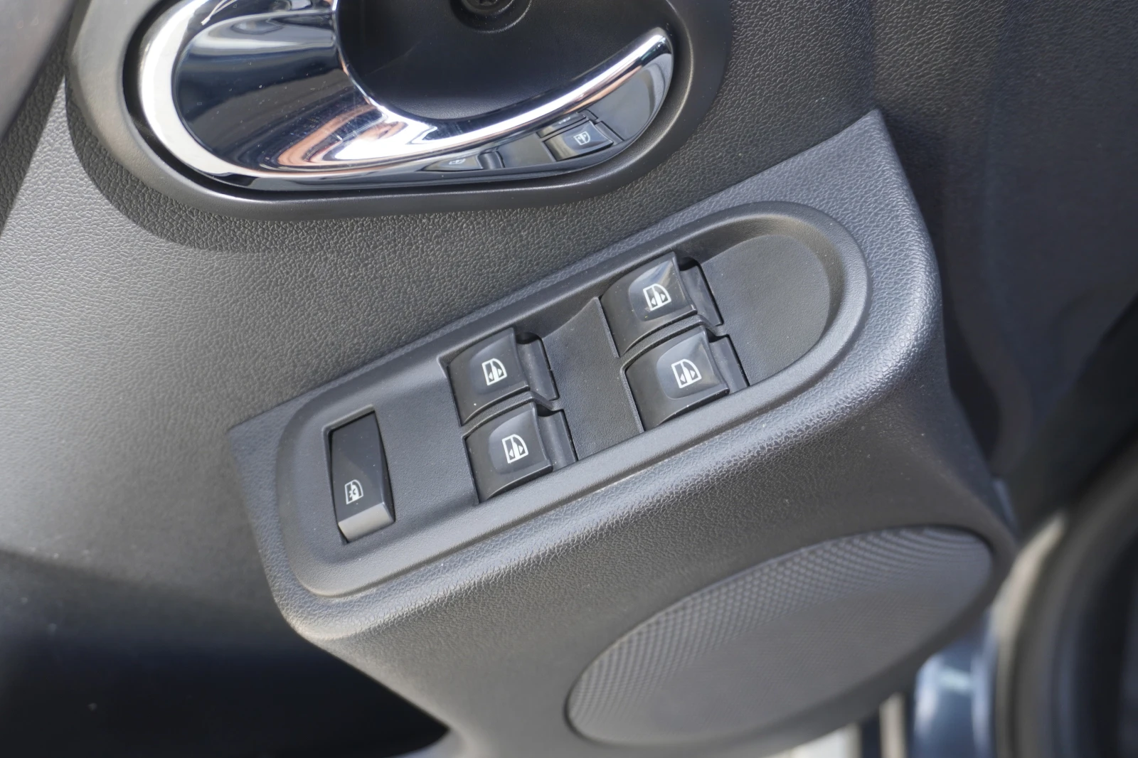 Dacia Duster 1.6i 4WD NAVI, FACE, УНИКАТ!! !, снимка 13 - Автомобили и джипове - 54458782