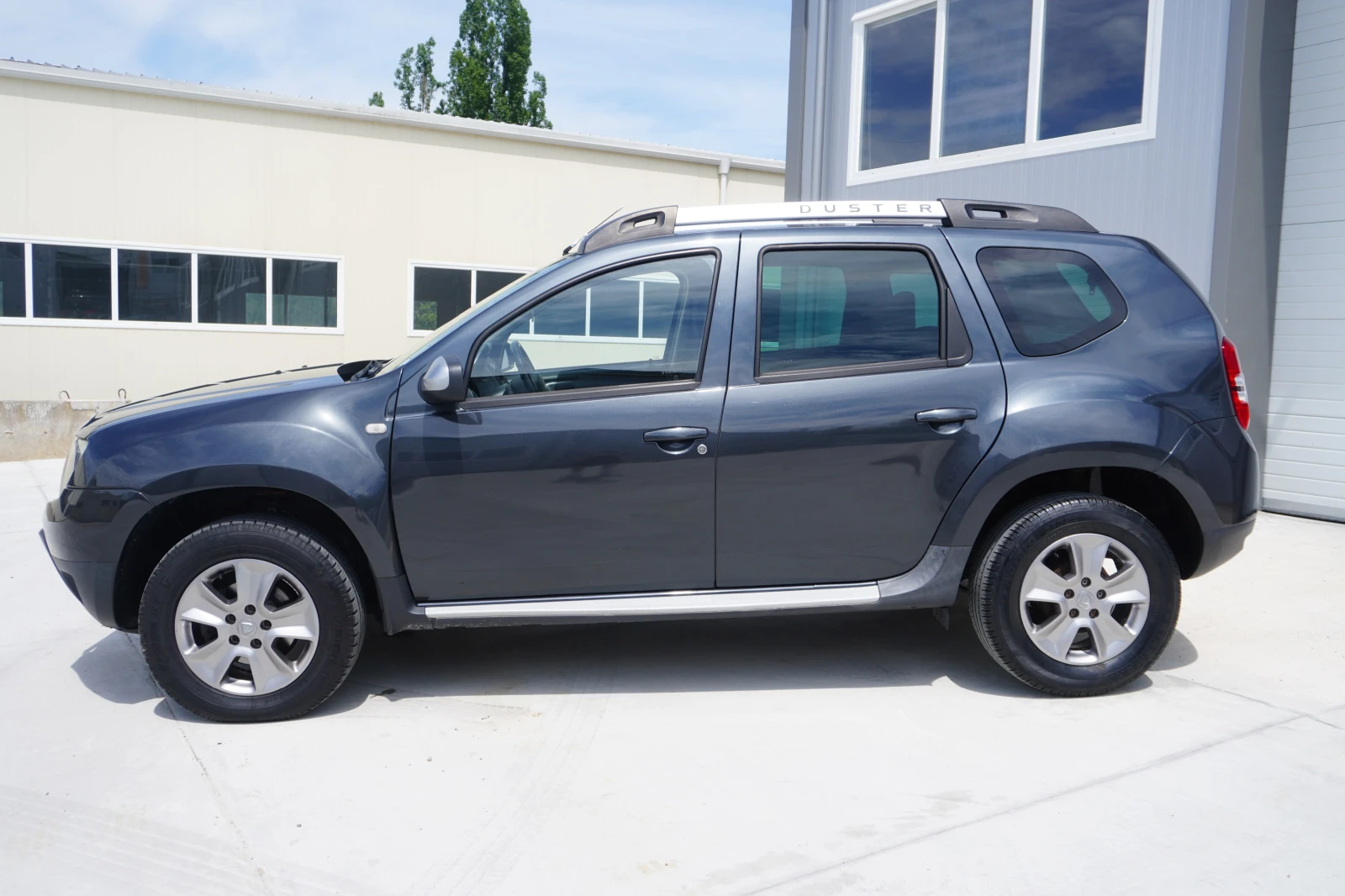 Dacia Duster 1.6i 4WD NAVI, FACE, УНИКАТ!! !, снимка 2 - Автомобили и джипове - 54458782