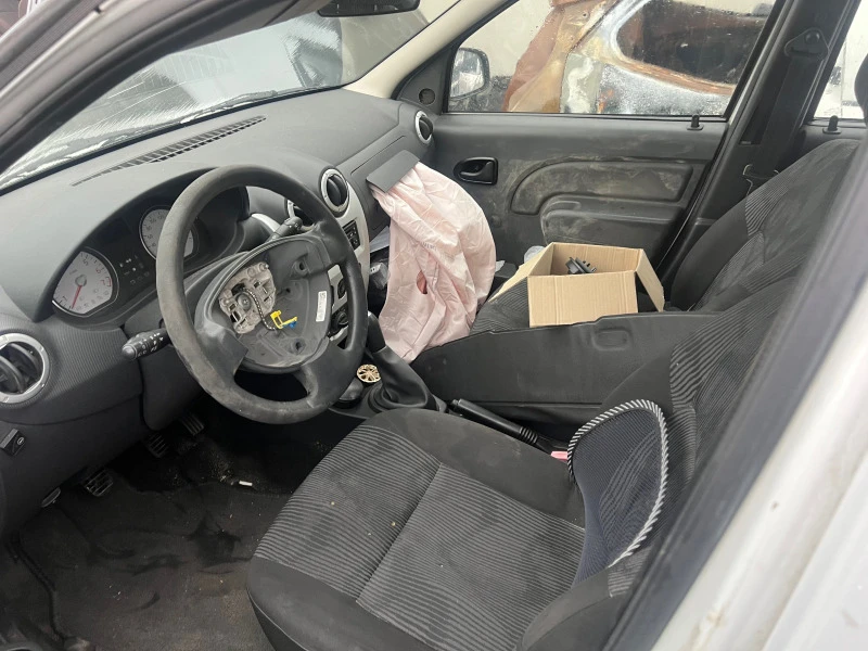 Dacia Logan 1.6i, снимка 5 - Автомобили и джипове - 41458768