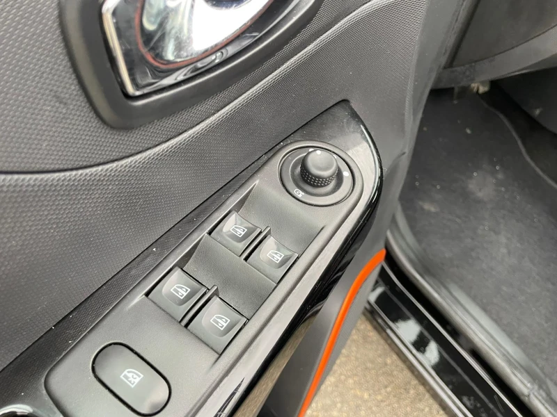 Renault Captur 1.5d 90к автоматикк, снимка 9 - Автомобили и джипове - 52886378