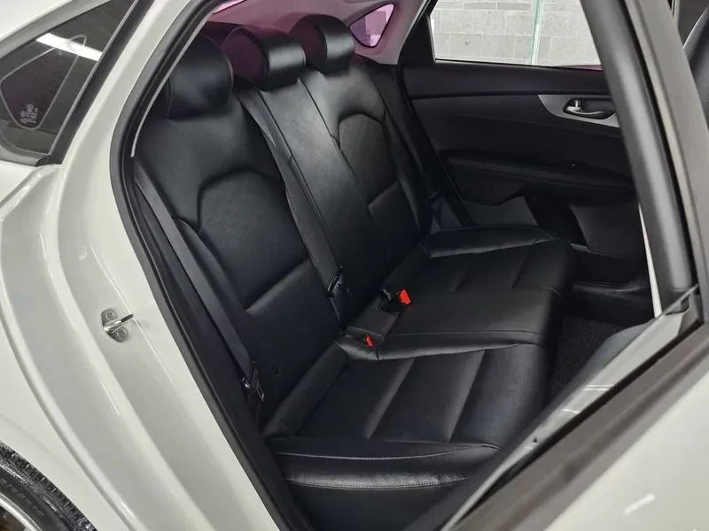 Kia K3 Luxury, снимка 12 - Автомобили и джипове - 55884573