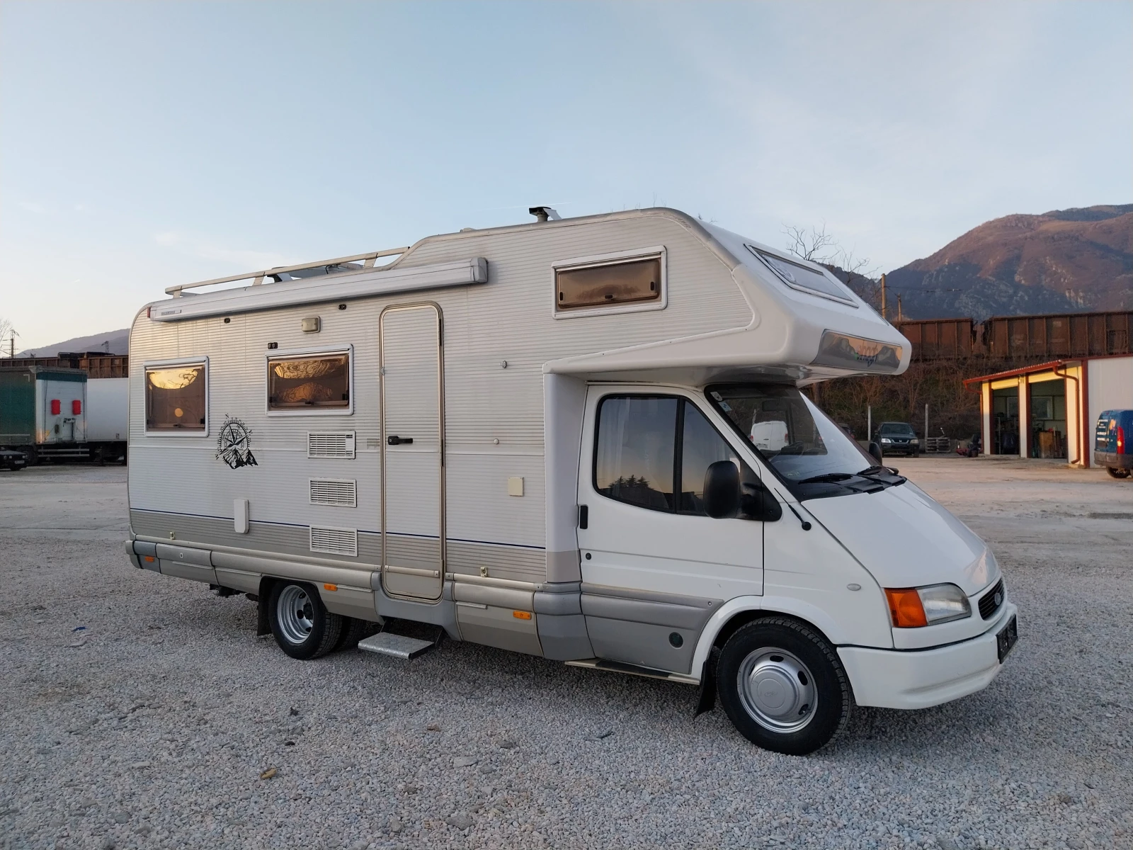 Кемпер Elnagh Ford Transit 2.5TDI 101кс/Б категория/TOP, снимка 3 - Каравани и кемпери - 53824994