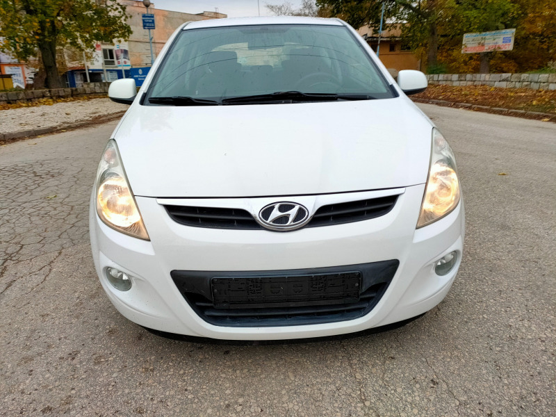 Hyundai I20 1,25 обслужен, със зимни и летни гуми, топ състоян, снимка 2 - Автомобили и джипове - 43054637