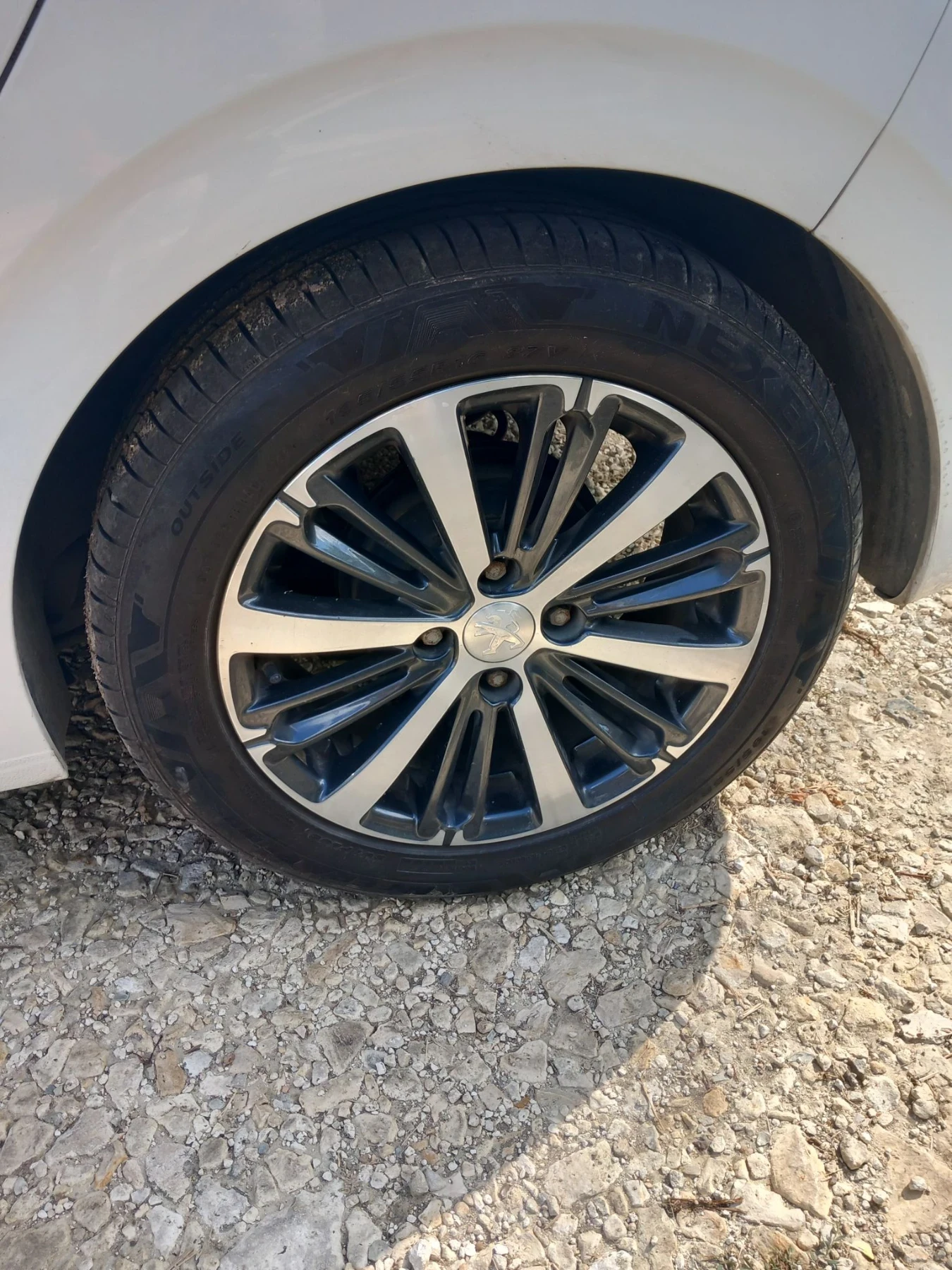 Peugeot 208 1.2, снимка 8 - Автомобили и джипове - 55846698