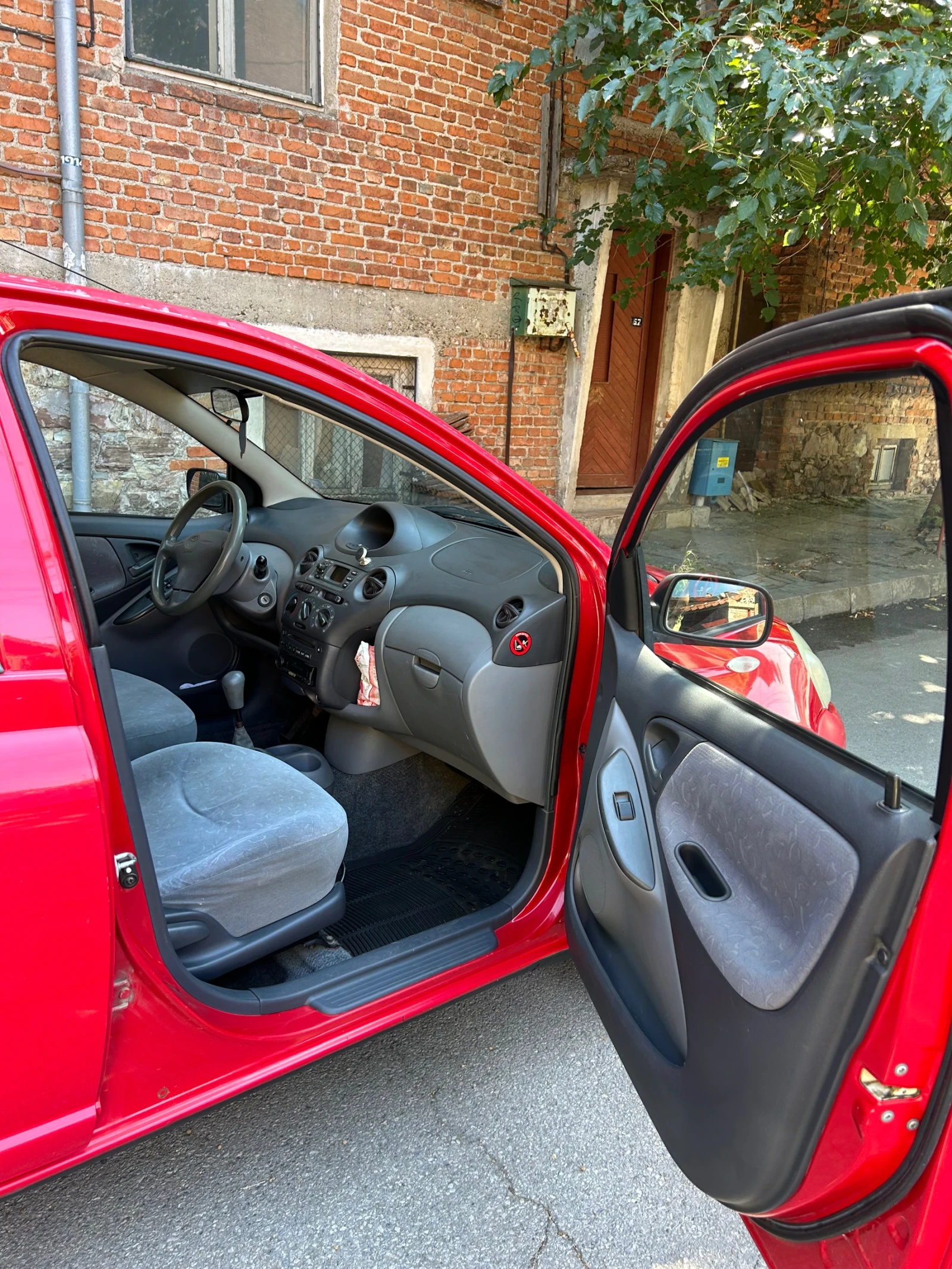 Toyota Yaris 1000 бензин/газ, снимка 9 - Автомобили и джипове - 55866333