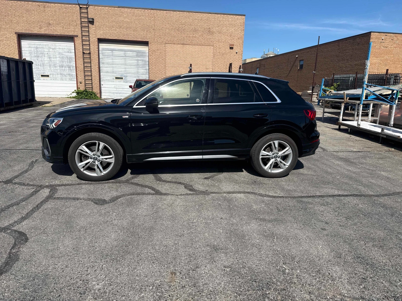 Audi Q3 Progressiv * Keyless * CARFAX * АВТО КРЕДИТ * , снимка 3 - Автомобили и джипове - 54904848