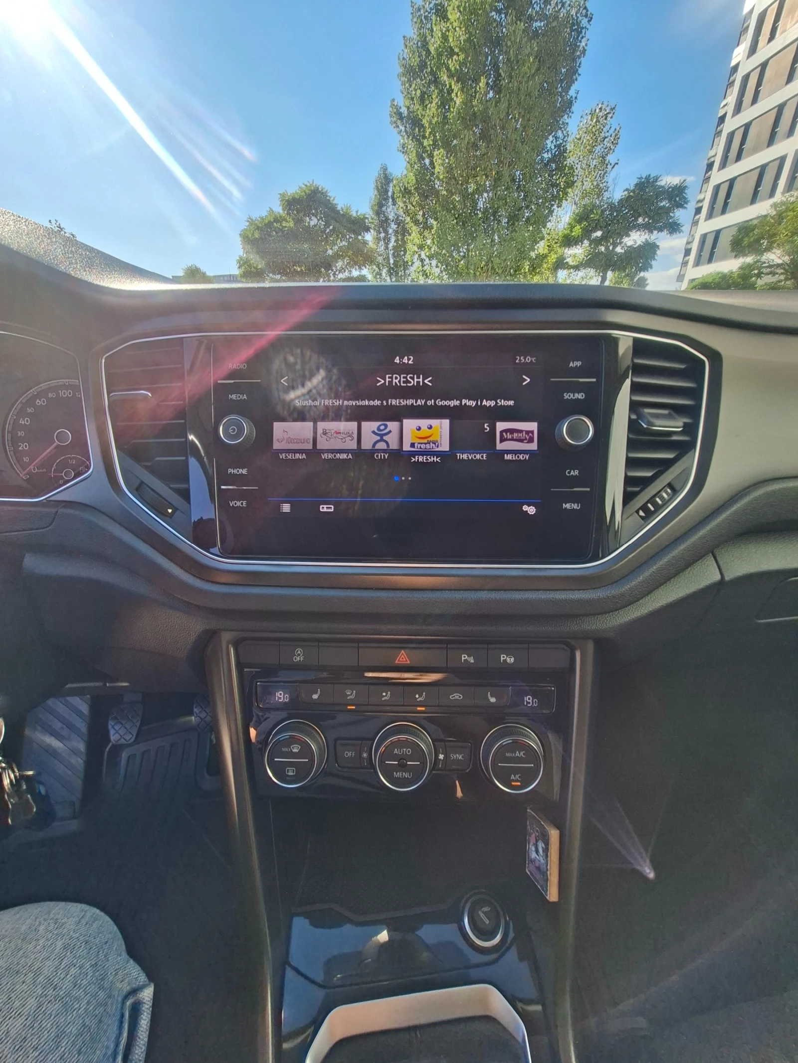 VW T-Roc, снимка 8 - Автомобили и джипове - 56073010