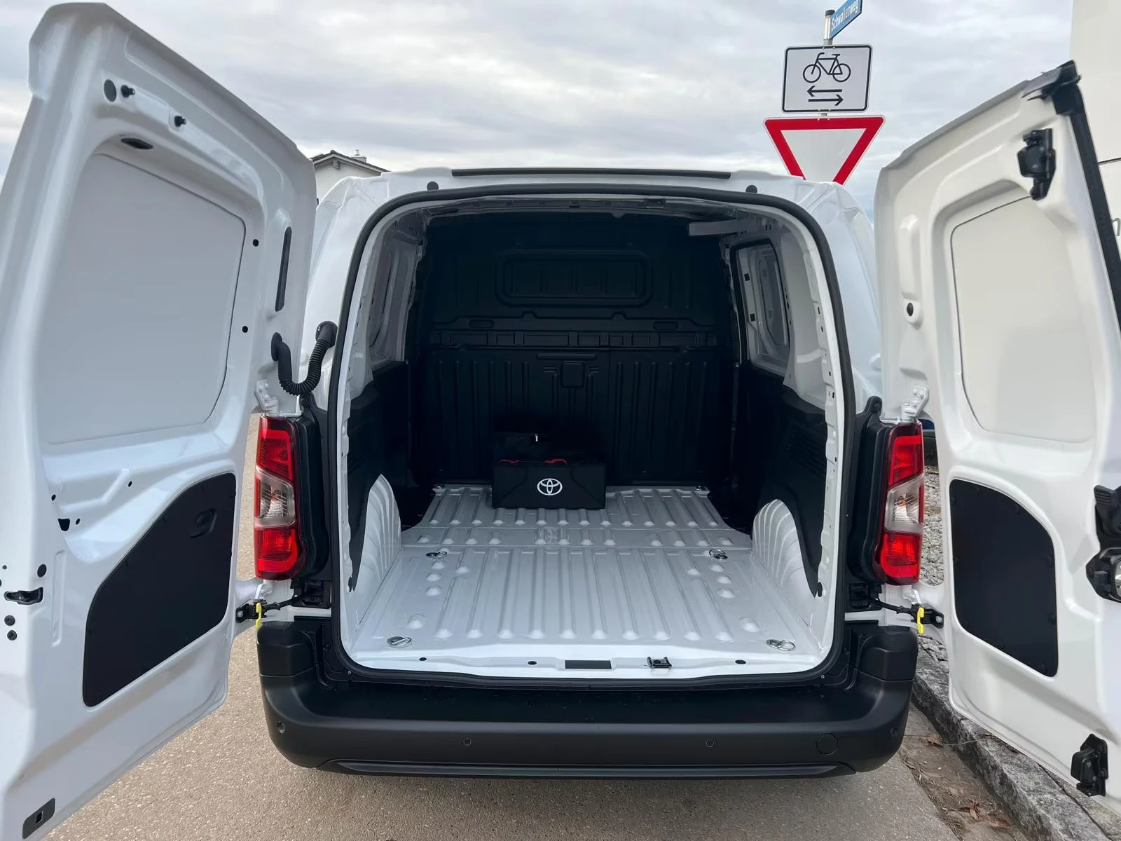 Toyota Proace City НОВ!/1.5DUTY/102HP/L1/NAVI/LED/130q, снимка 6 - Автомобили и джипове - 54113765