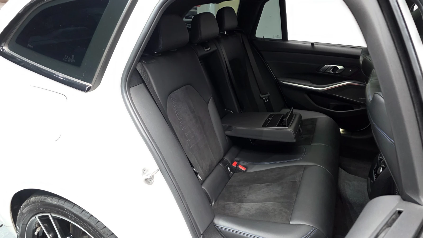 BMW 320 Touring | HUD | 360 | Memory | Подгреви , снимка 8 - Автомобили и джипове - 55507615