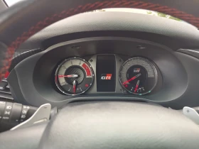 Toyota Hilux 2.8 GR-SPORT, снимка 13