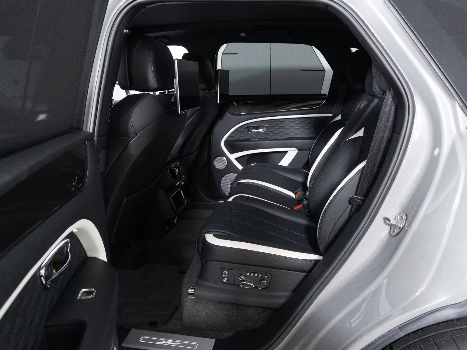 Bentley Bentayga V8 SPEED CARBON MULLINER TV NAIM, снимка 12 - Автомобили и джипове - 54945549