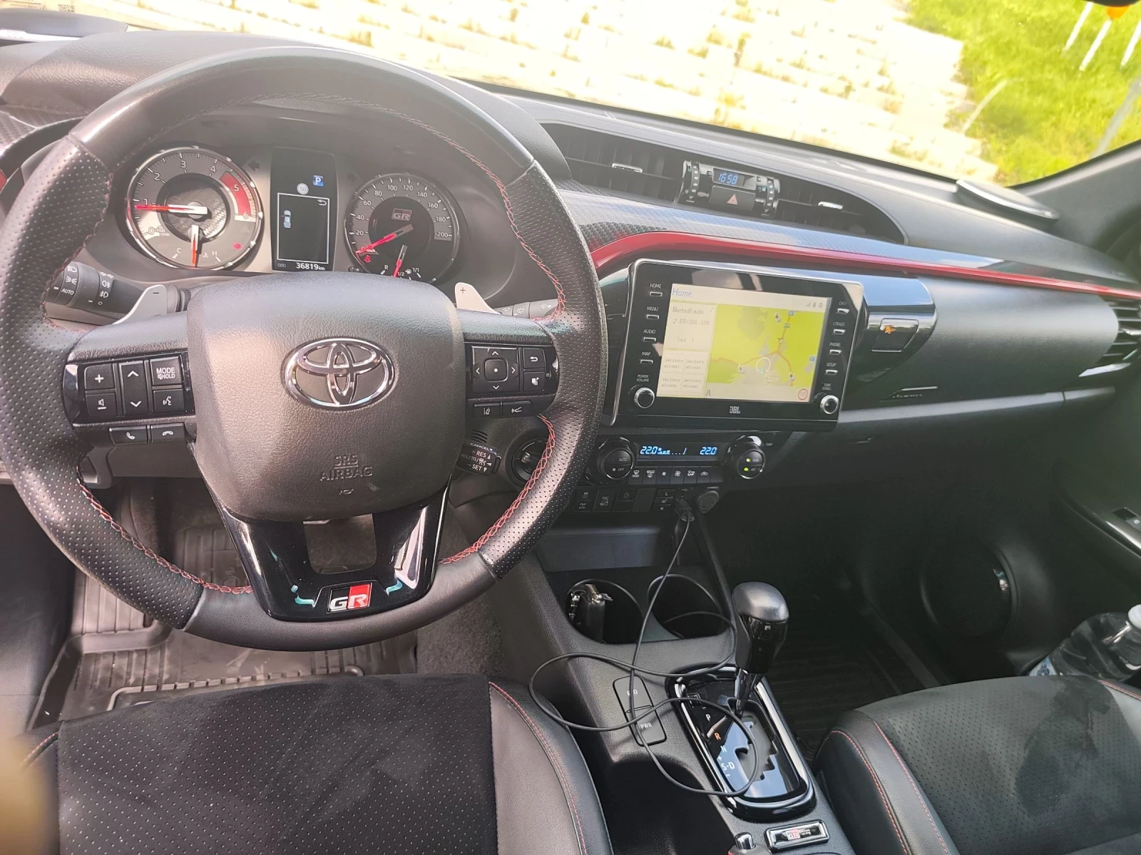 Toyota Hilux 2.8 GR-SPORT, снимка 14 - Автомобили и джипове - 55348606