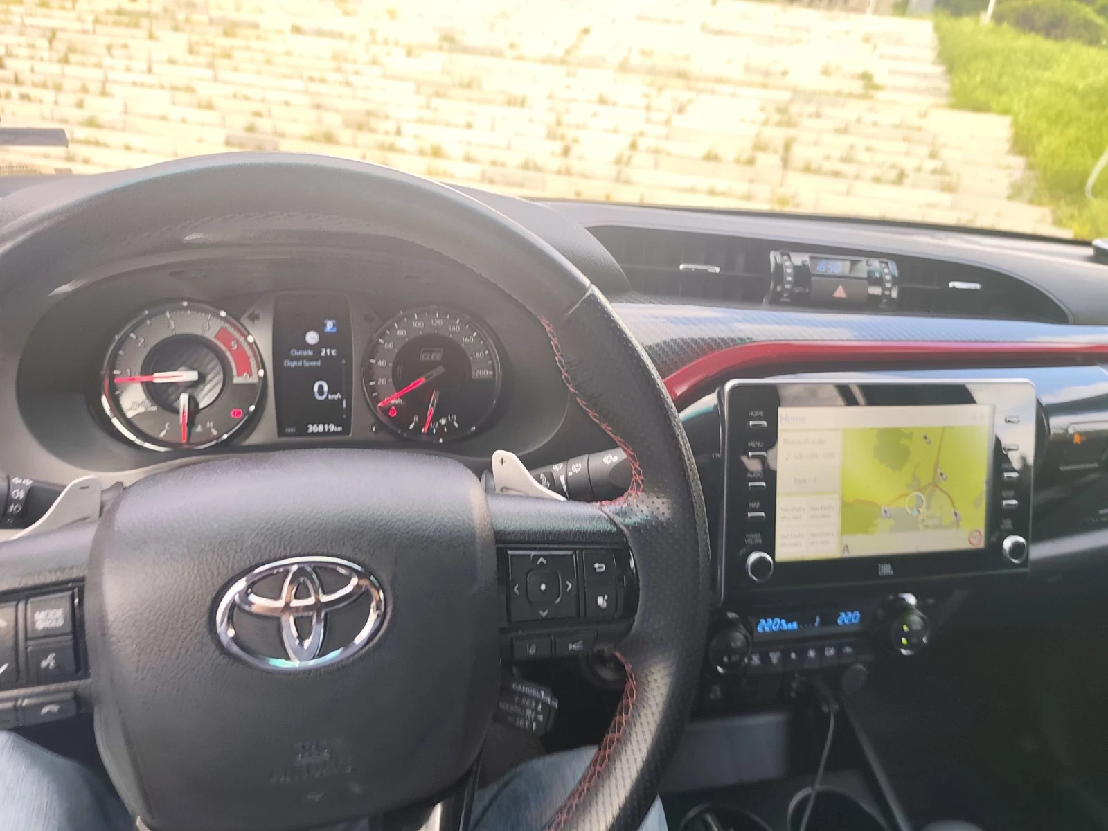 Toyota Hilux 2.8 GR-SPORT, снимка 15 - Автомобили и джипове - 55348606