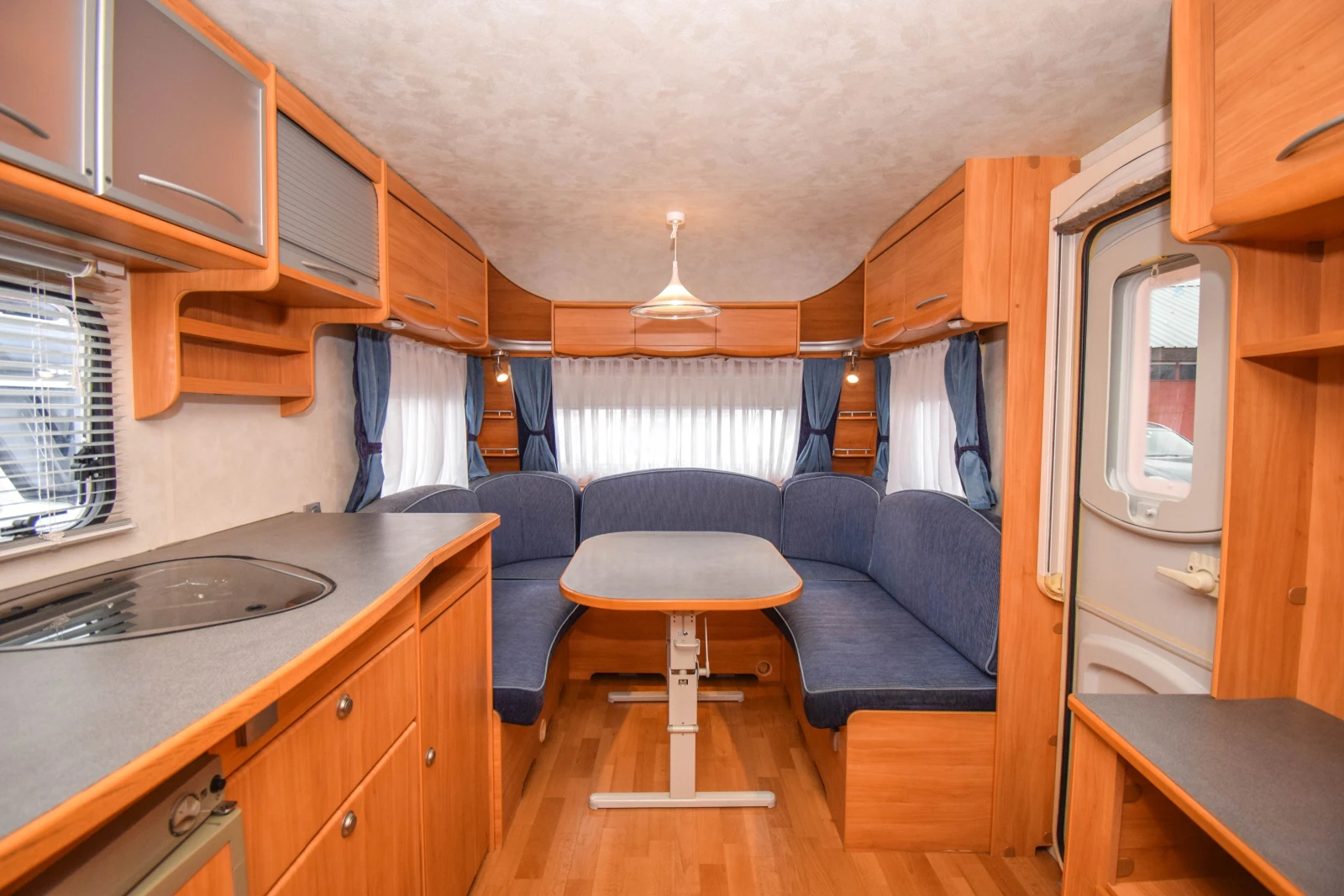 Каравана Adria Adora 562 UP, снимка 6 - Каравани и кемпери - 53907203