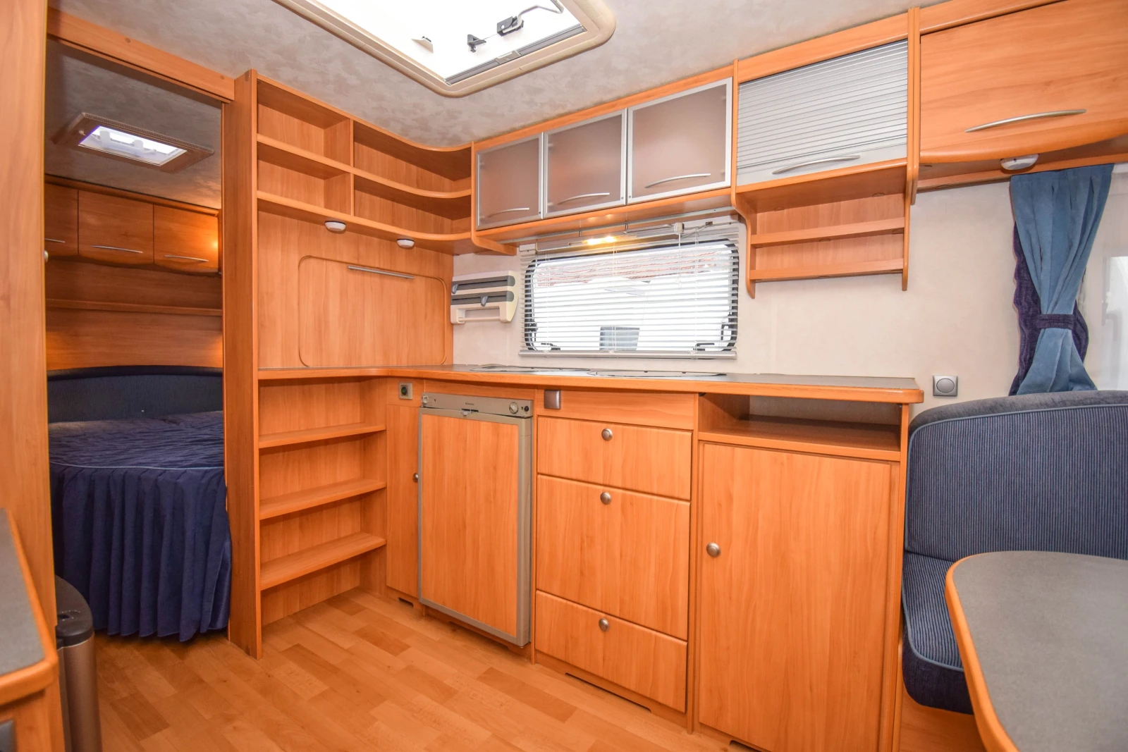 Каравана Adria Adora 562 UP, снимка 9 - Каравани и кемпери - 53907203