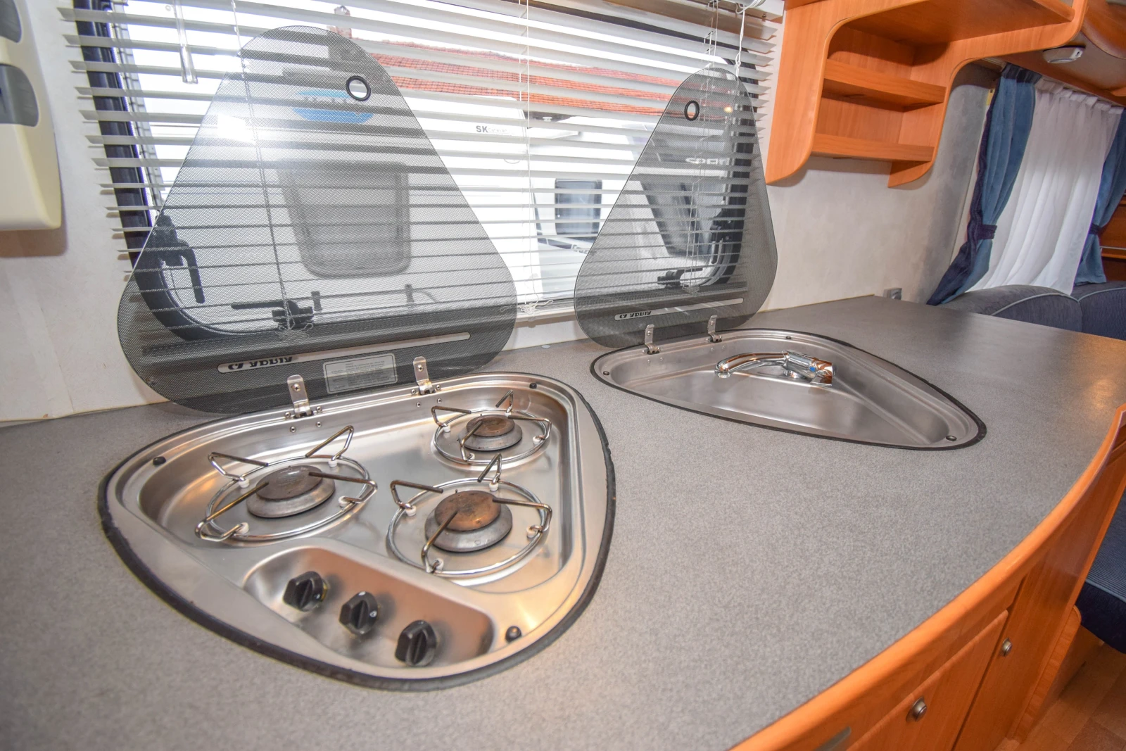 Каравана Adria Adora 562 UP, снимка 11 - Каравани и кемпери - 53907203