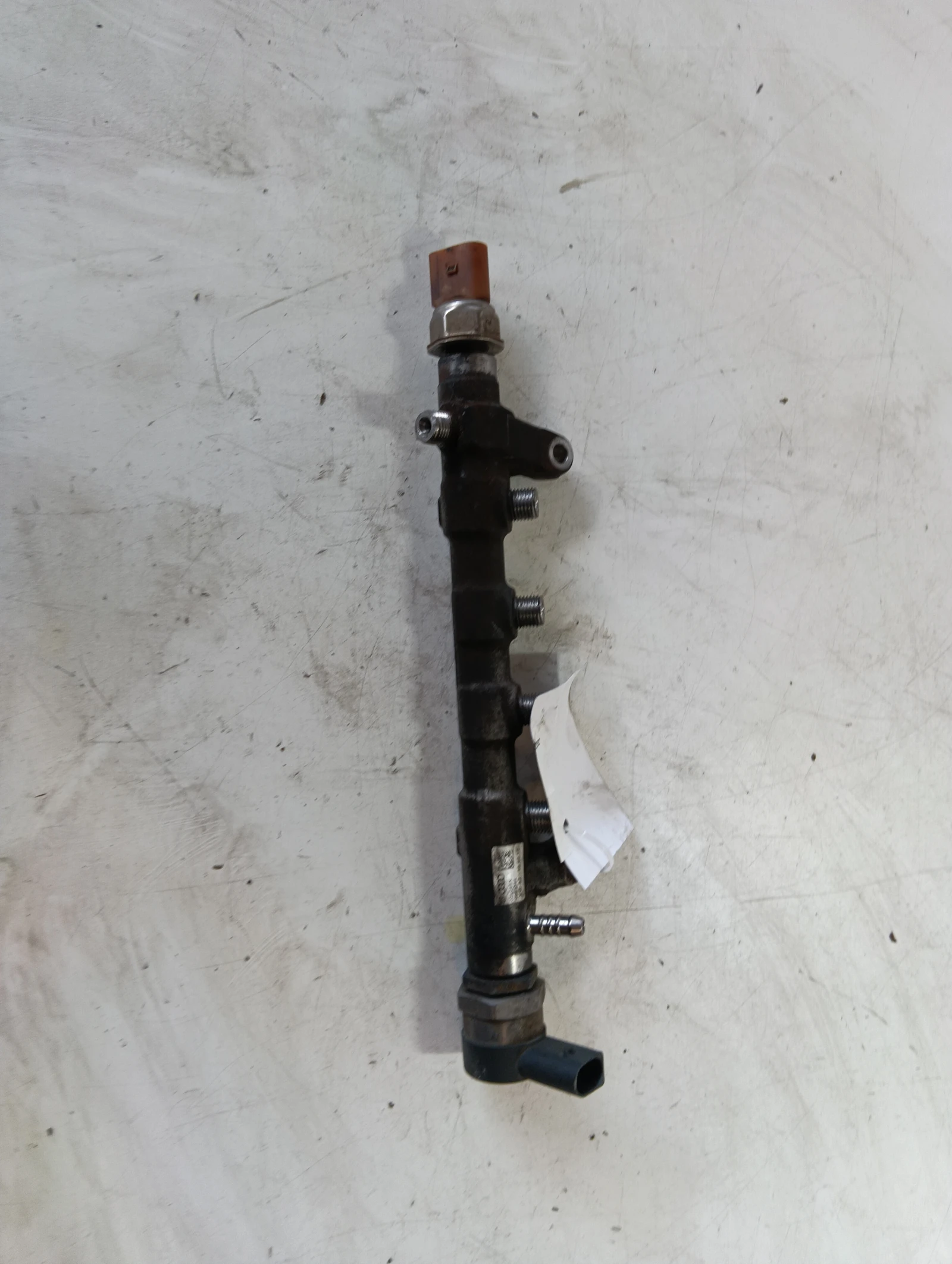 горивна рейка 2.0 TDI 03L125C 03L130089N 057130764AB 03L906051 VW Passat