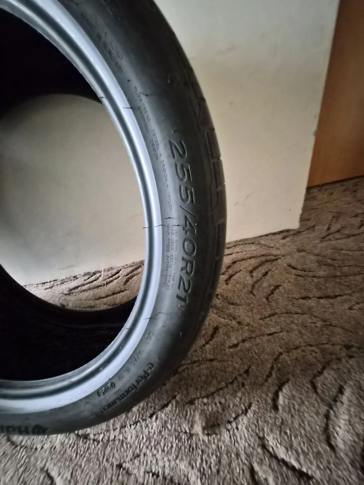 Гуми Летни 255/40R21, снимка 4 - Гуми и джанти - 54883345
