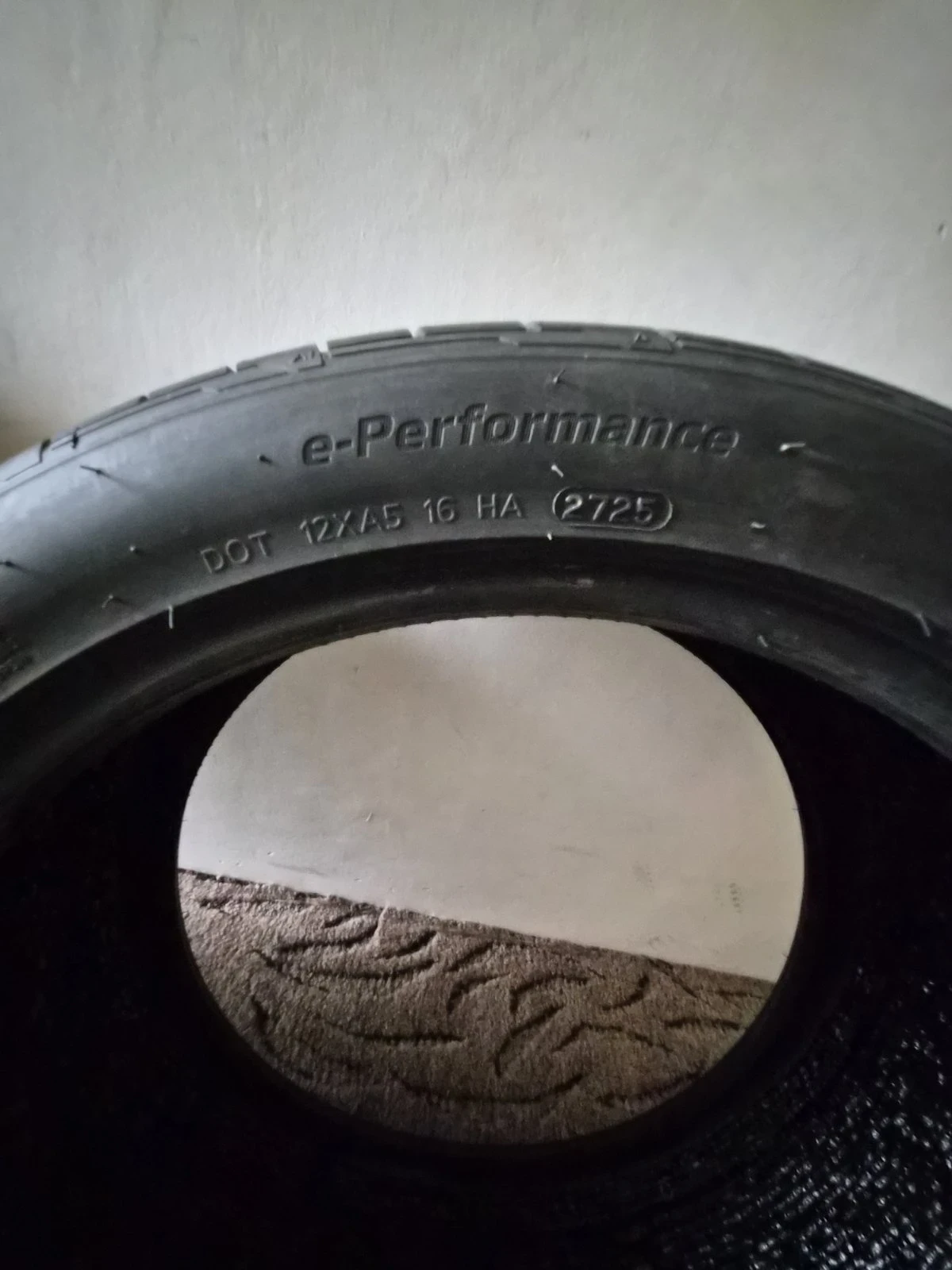 Гуми Летни 255/40R21, снимка 2 - Гуми и джанти - 54883345