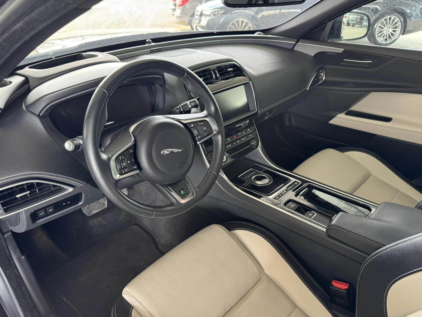 Jaguar XE 3.0* 340ps* AWD* R-SPORT* Supercharged* 16хл.км* , снимка 9 - Автомобили и джипове - 54501082