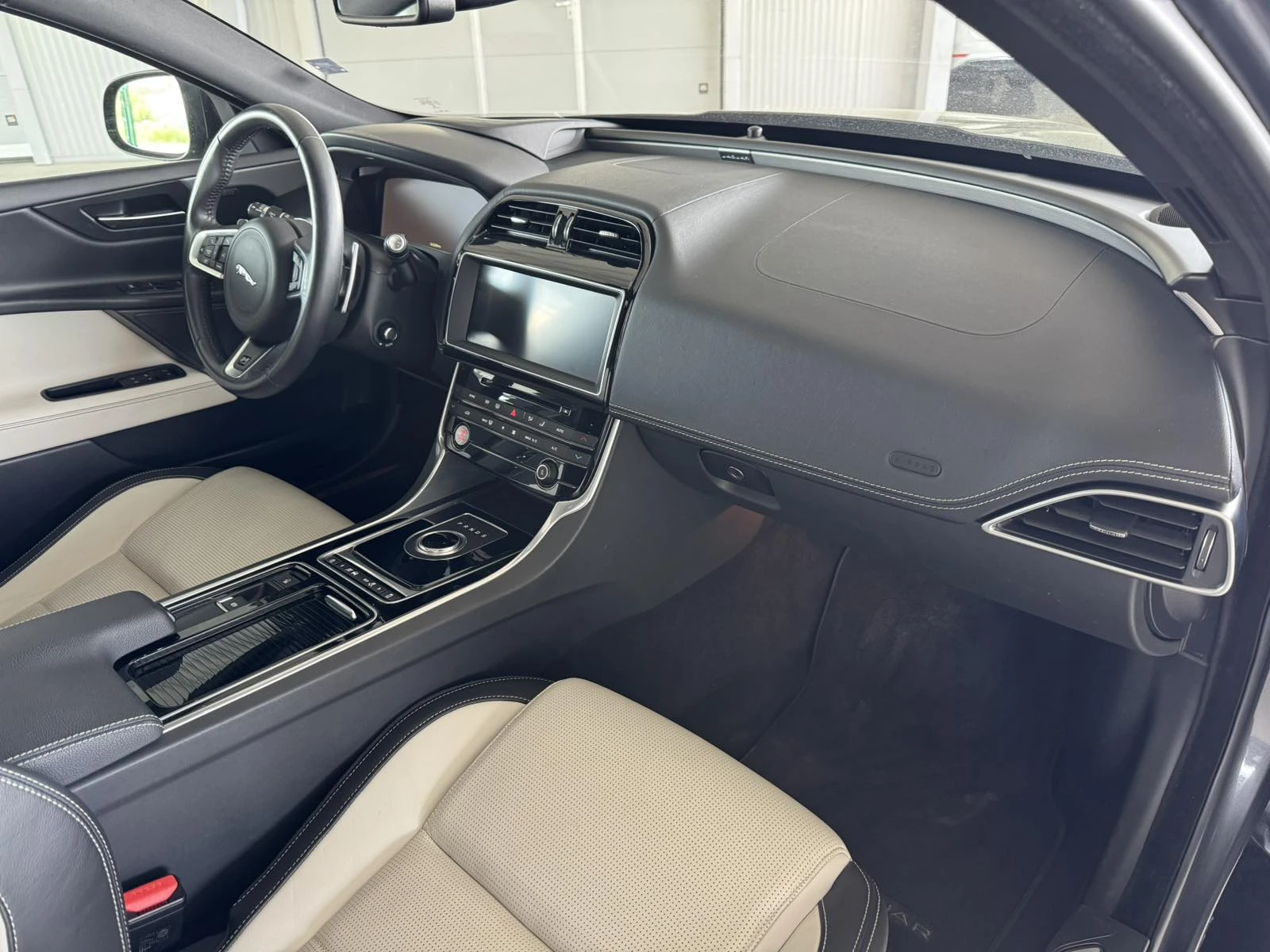 Jaguar XE 3.0* 340ps* AWD* R-SPORT* Supercharged* 16хл.км* , снимка 10 - Автомобили и джипове - 54501082