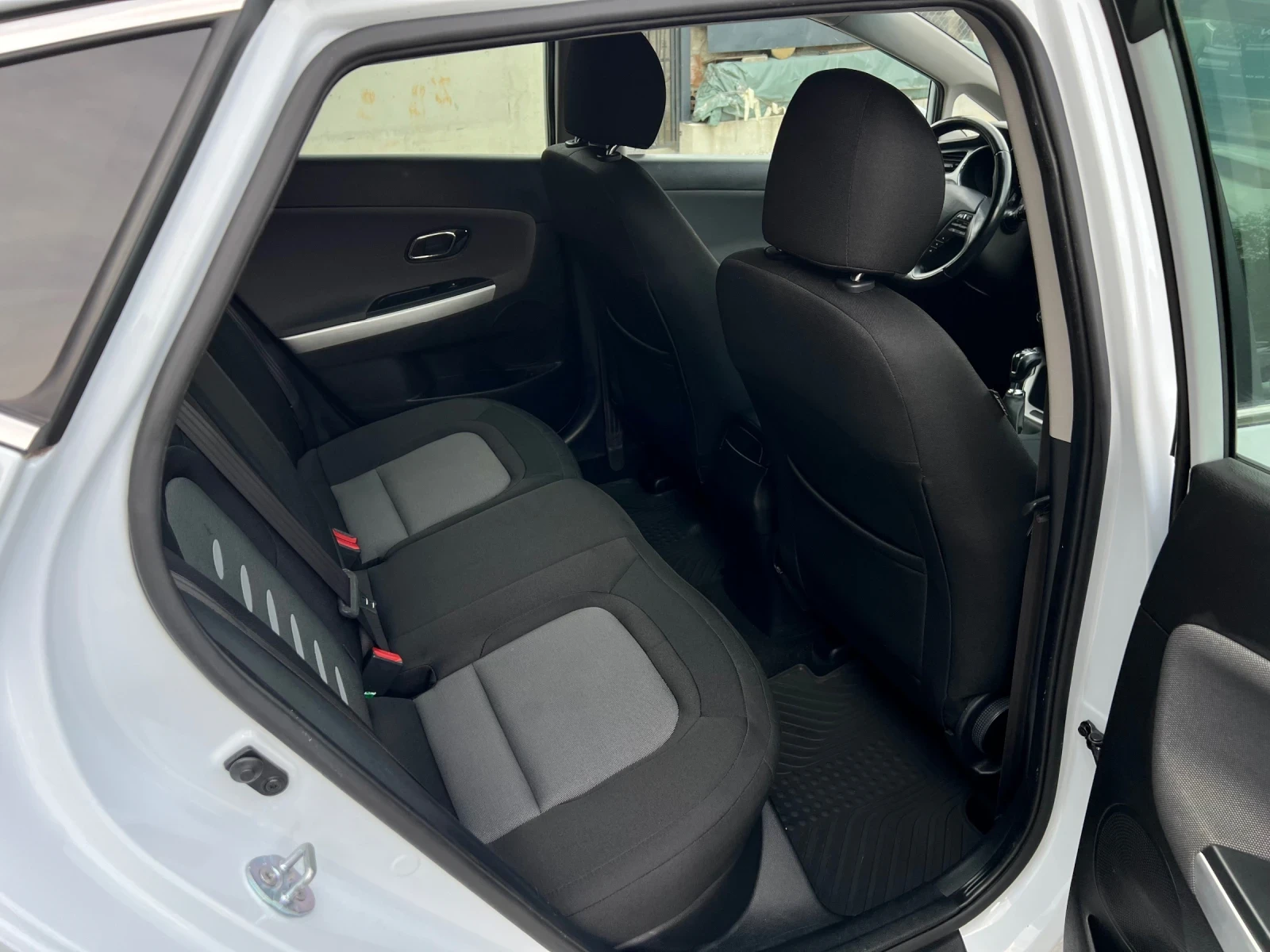 Kia Ceed 1.6i ШВЕЙЦАРИЯ, снимка 7 - Автомобили и джипове - 55316738