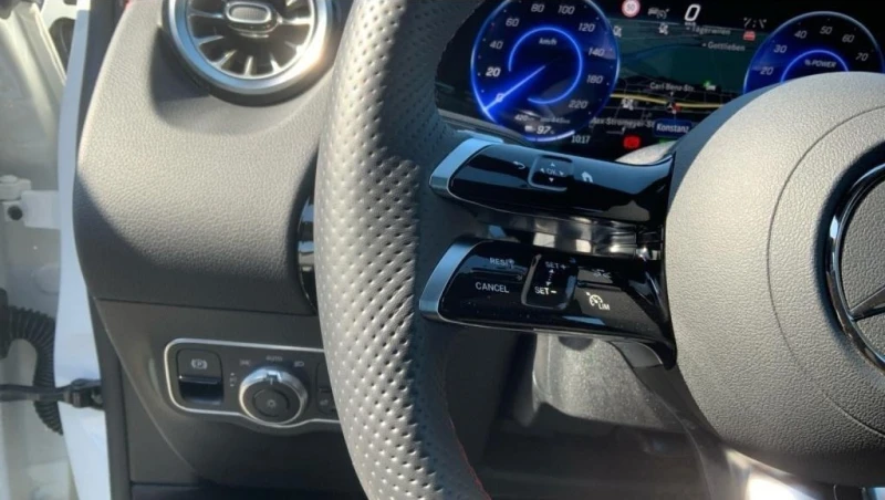 Mercedes-Benz EQA 300 AMG/4MATIC/FACELIFT/NIGHT/DISTRONIC/LED/CAMERA, снимка 10 - Автомобили и джипове - 51271565