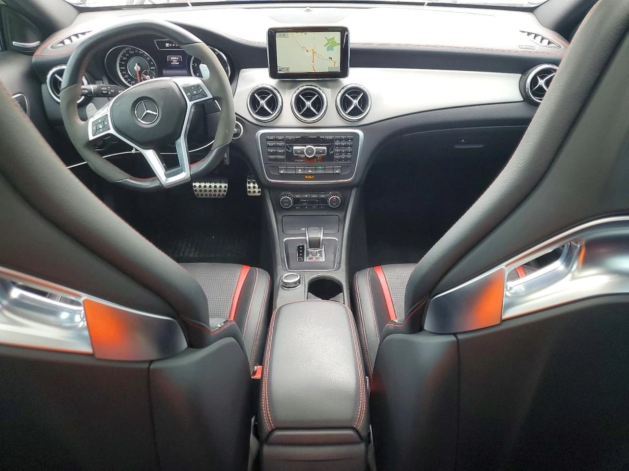 Mercedes-Benz GLA 45 AMG 4MATIC CARBON BUCKET PANO, снимка 8 - Автомобили и джипове - 54493939