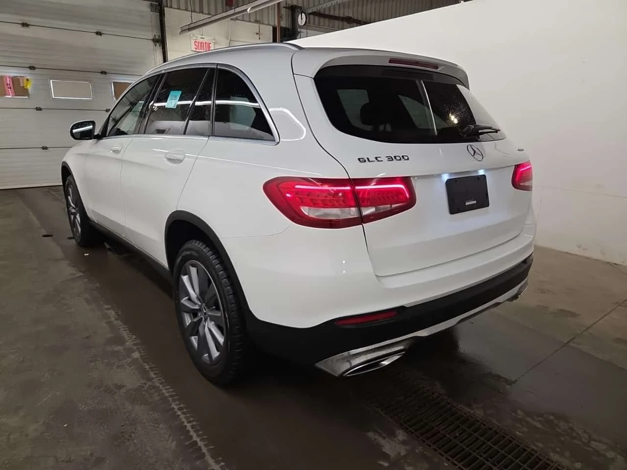 Mercedes-Benz GLC 300 4MATIC/ПАНОРАМА/ПРЕДСТАВИТЕЛСТВО НА MERCEDES, снимка 4 - Автомобили и джипове - 54680930