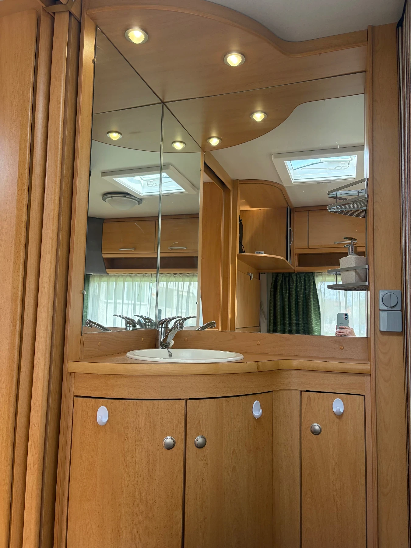 Каравана Knaus Cheers, снимка 8 - Каравани и кемпери - 54196747