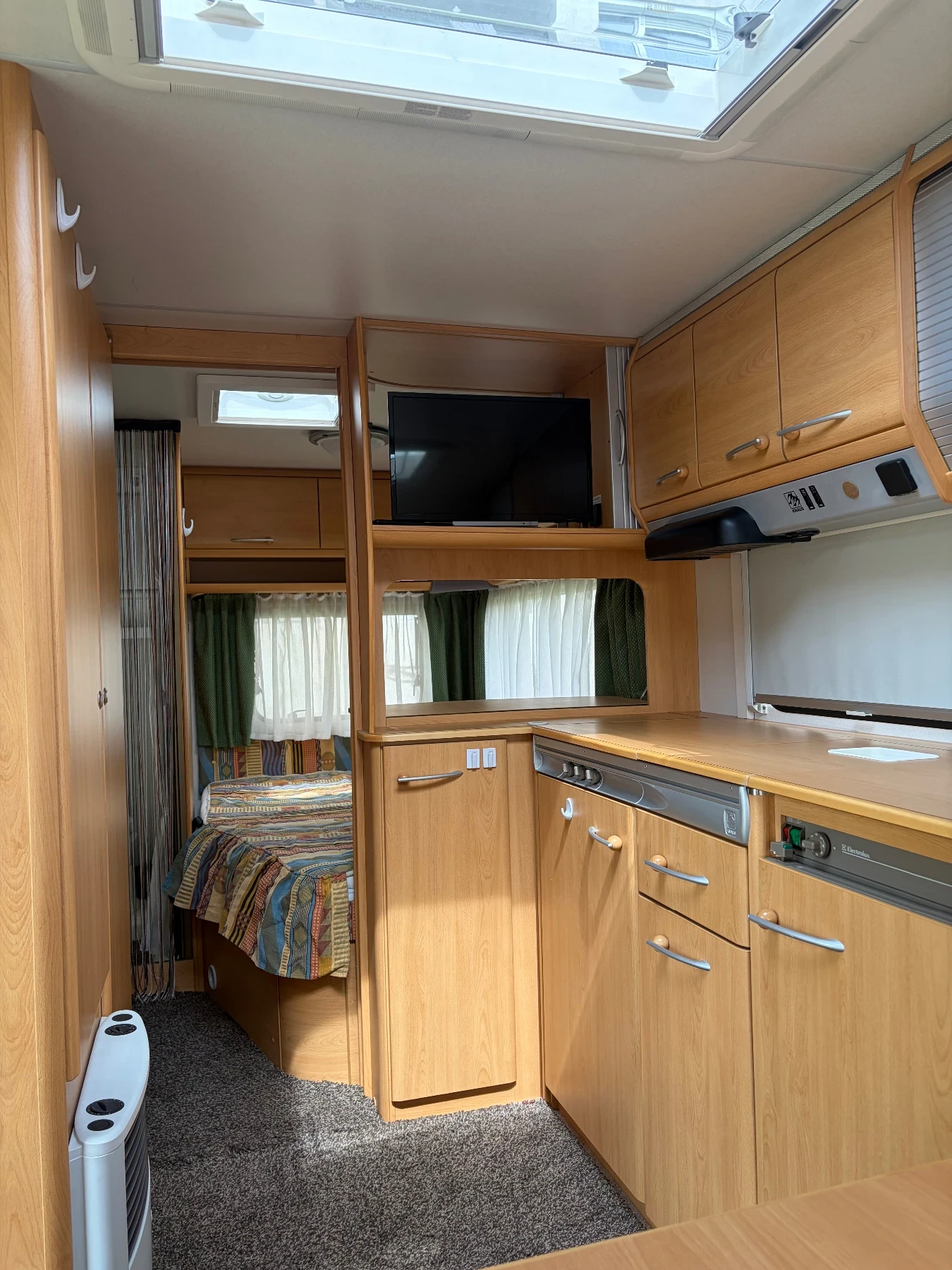 Каравана Knaus Cheers, снимка 2 - Каравани и кемпери - 54196747