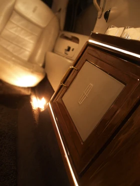Lincoln Town car 70-inch Stretch Limousine by Royale, снимка 13
